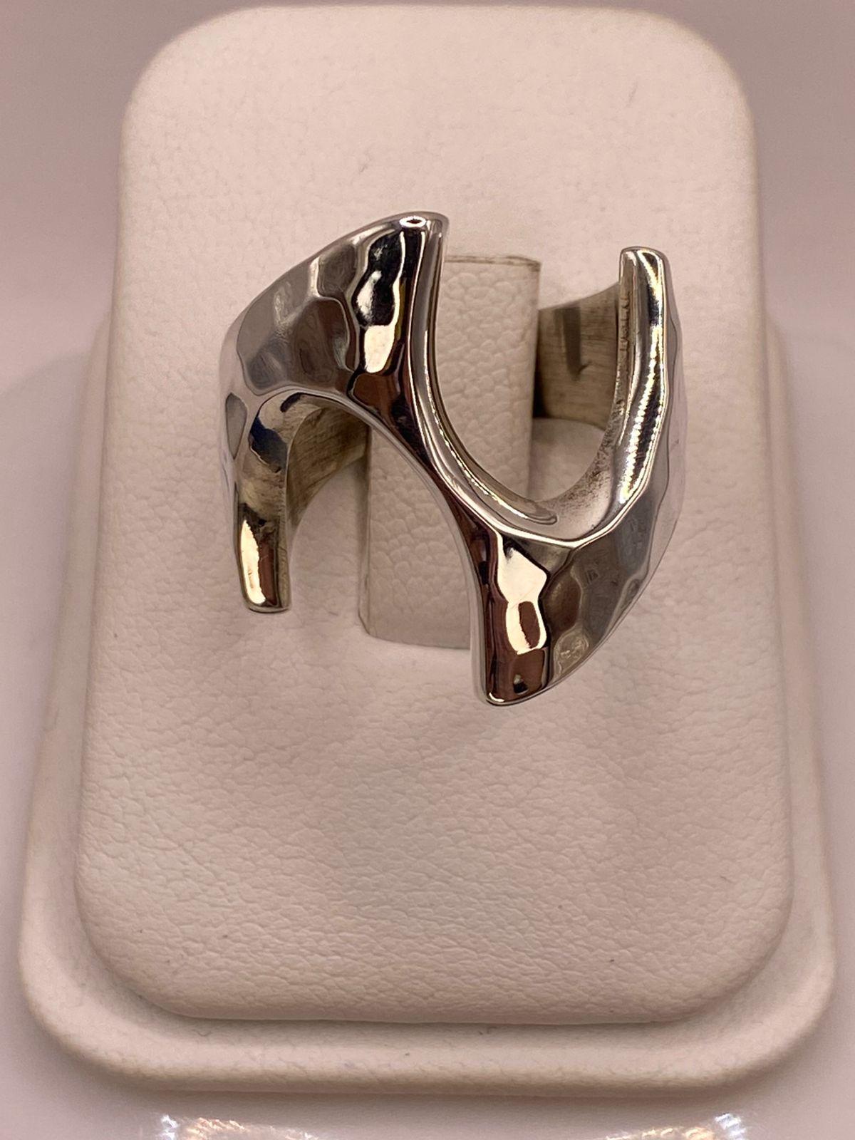 Anillo Abierto Martillado Diseño Curvo en Plata .925, vista frontal