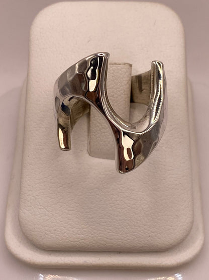 Anillo Abierto Martillado Diseño Curvo en Plata .925, vista frontal