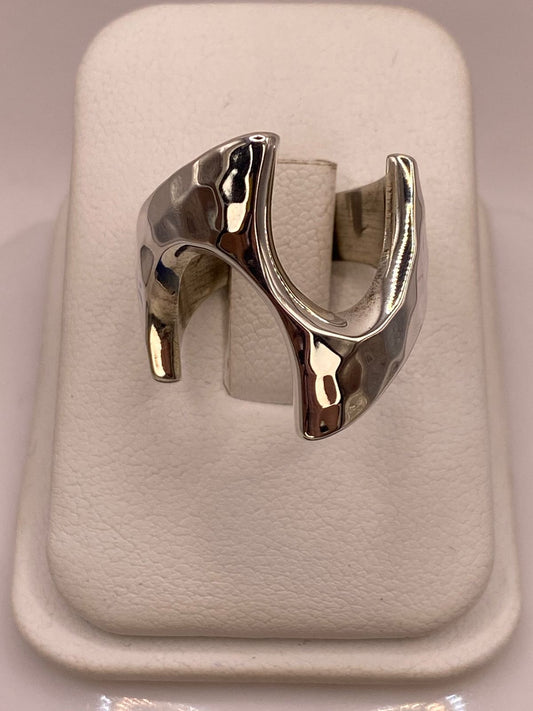 Anillo Abierto Martillado Diseño Curvo en Plata .925, vista frontal