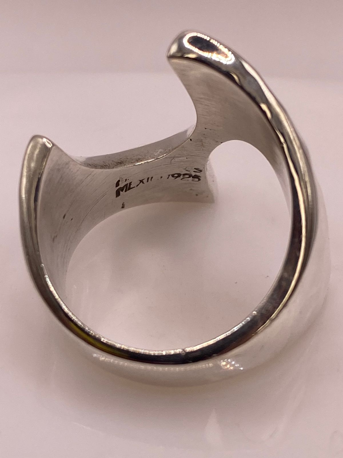 Anillo Abierto Martillado Diseño Curvo en Plata .925, sello de autenticidad Plata Ley .925