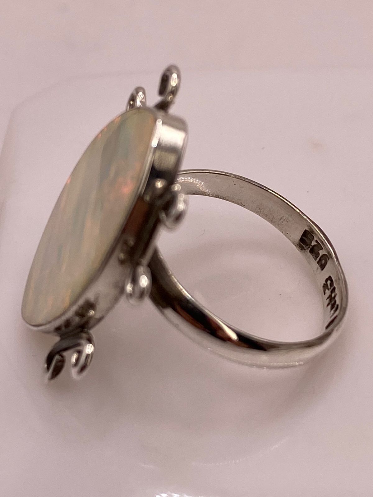 Anillo Ajustable Contemporáneo con Ópalo de Fuego en Plata .925, sello de autenticidad Plata Ley .925