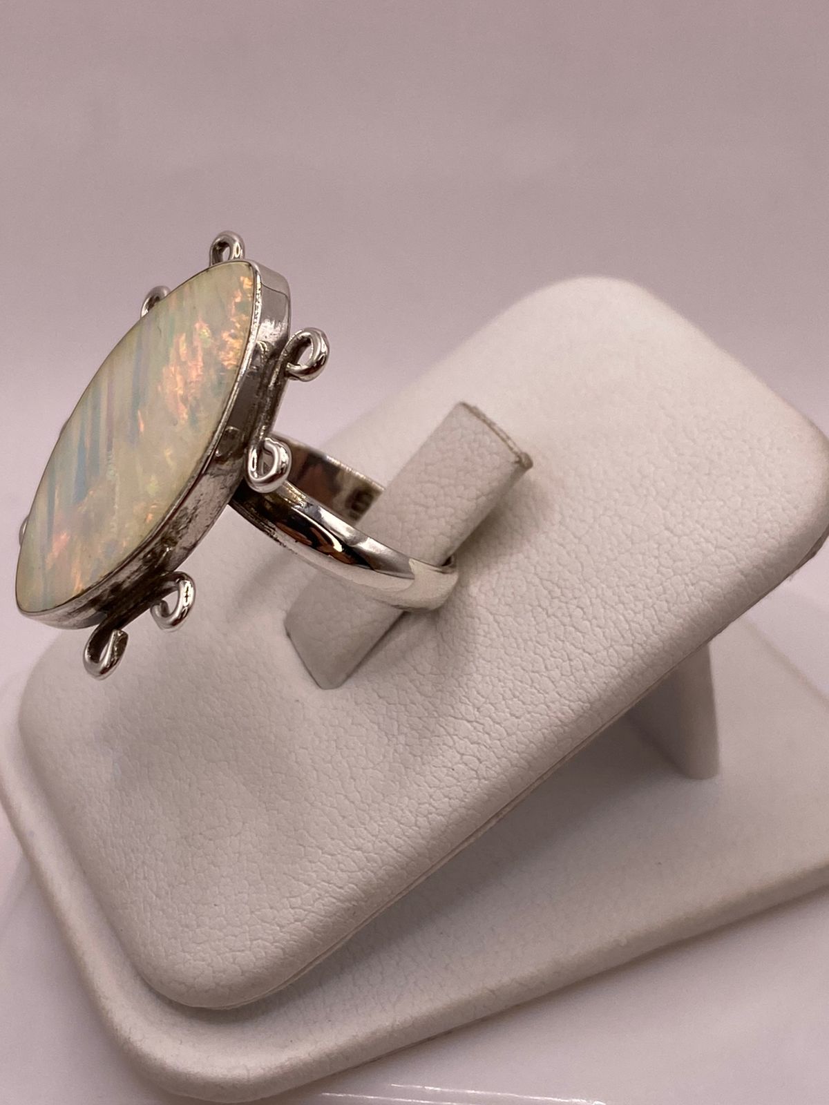 Anillo Ajustable Contemporáneo con Ópalo de Fuego en Plata .925, vista lateral