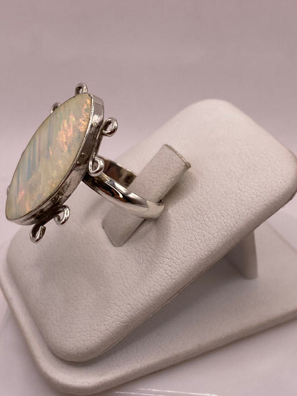 Anillo Ajustable Contemporáneo con Ópalo de Fuego en Plata .925, vista lateral