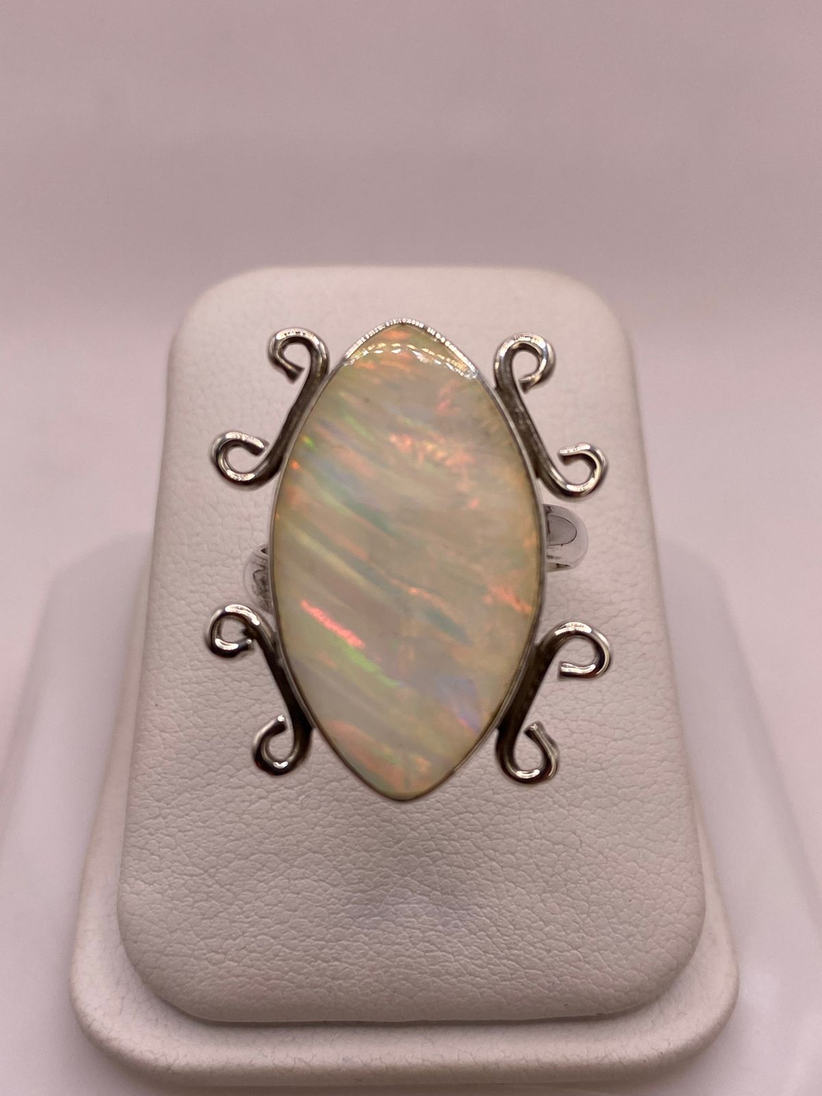 Anillo Ajustable Contemporáneo con Ópalo de Fuego en Plata .925, vista frontal
