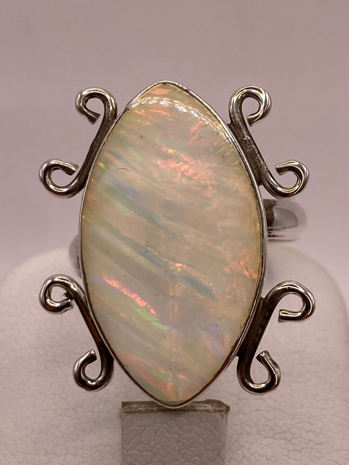Anillo Ajustable Contemporáneo con Ópalo de Fuego en Plata .925, vista superior