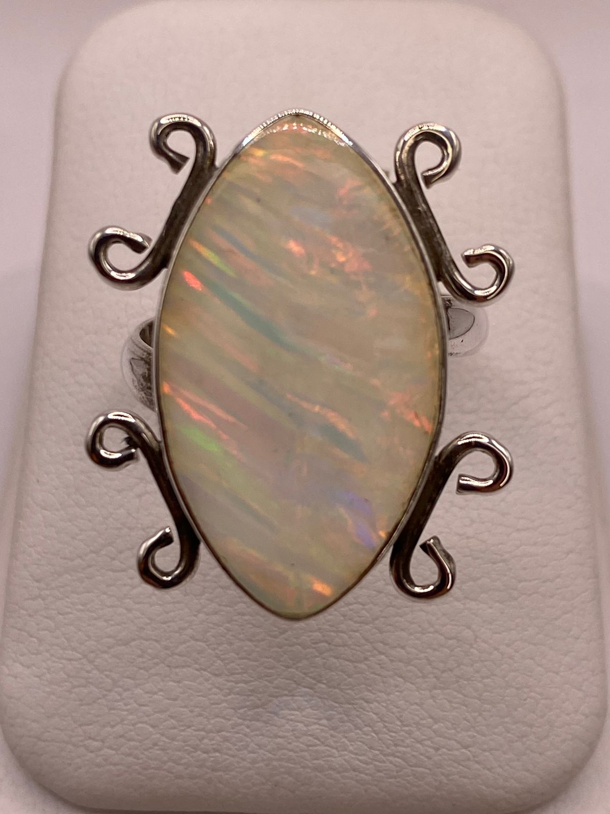 Anillo Ajustable Contemporáneo con Ópalo de Fuego en Plata .925, vista de detalle