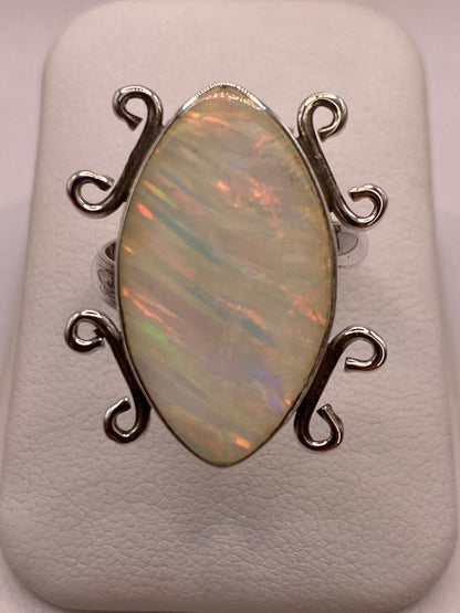 Anillo Ajustable Contemporáneo con Ópalo de Fuego en Plata .925, vista de detalle