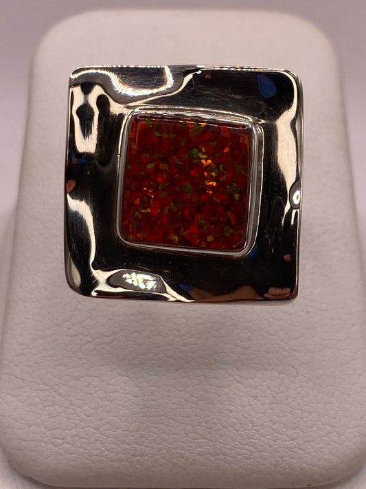 Anillo Ajustable Cuadrado con Ópalo de Fuego en Plata .925 en báscula mostrando peso