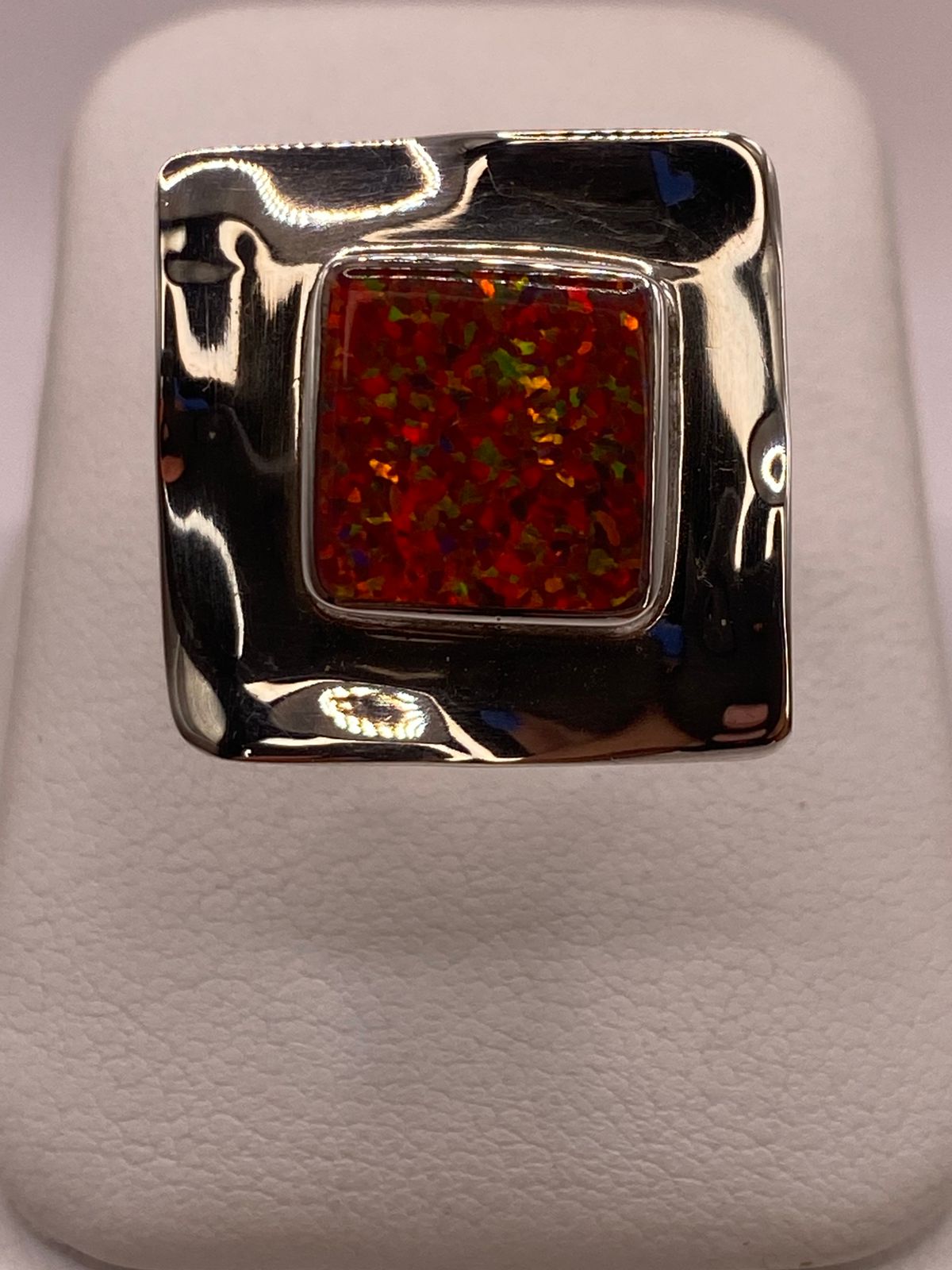 Anillo Ajustable Cuadrado con Ópalo de Fuego en Plata .925, vista de detalle