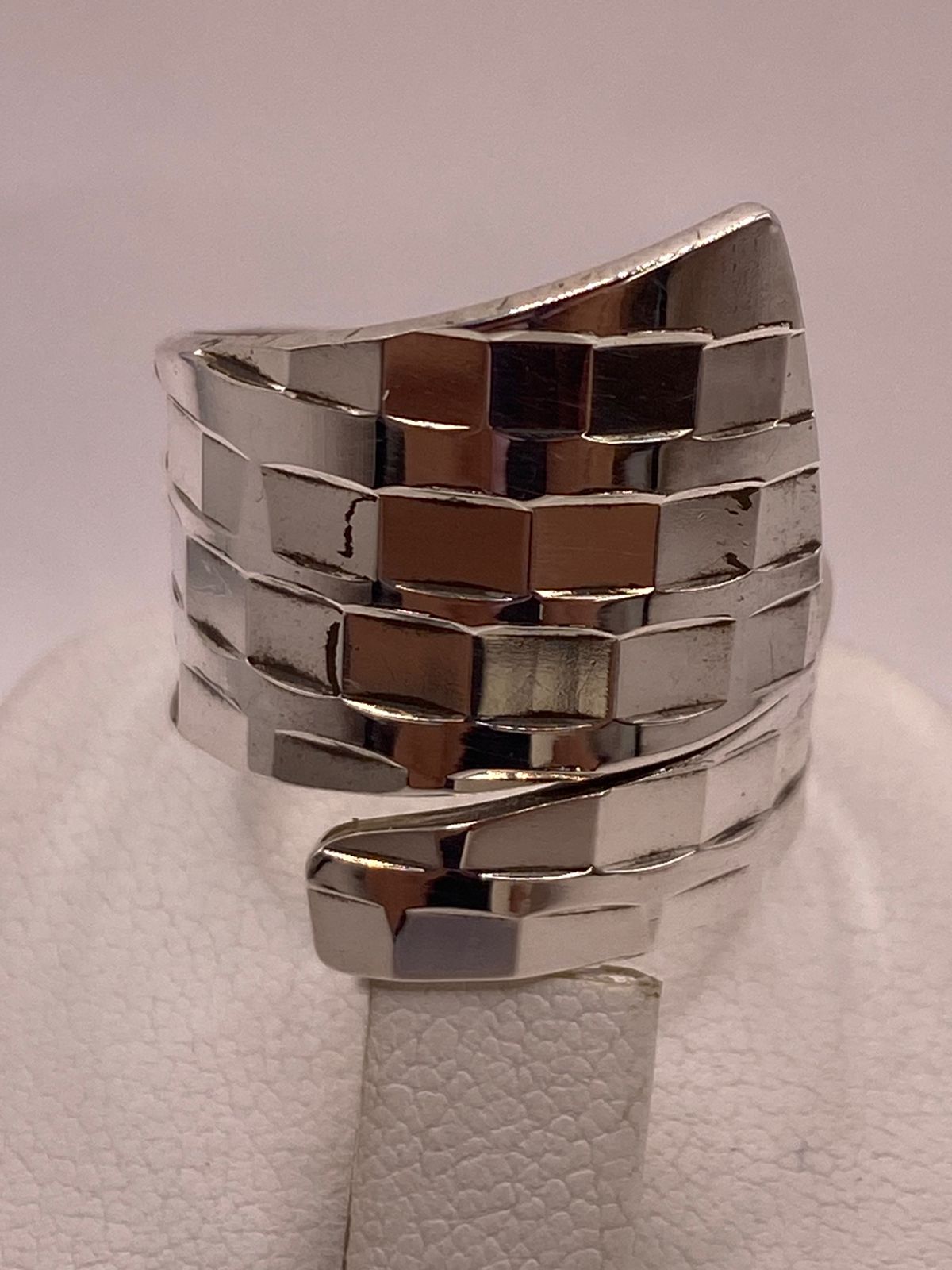 Anillo Ajustable Facetado con Forma Envolvente en Plata .925, vista de detalle
