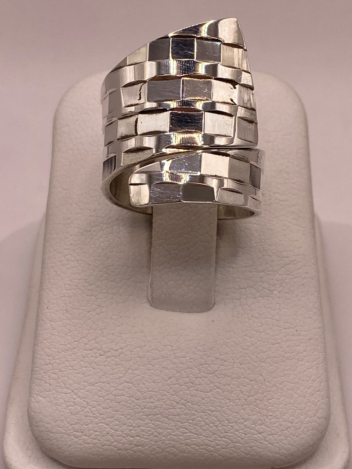 Anillo Ajustable Facetado con Forma Envolvente en Plata .925 — ángulo diagonal