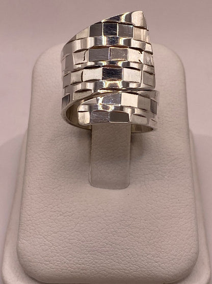 Anillo Ajustable Facetado con Forma Envolvente en Plata .925 — ángulo diagonal