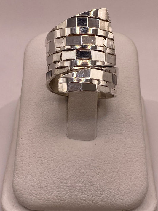 Anillo Ajustable Facetado con Forma Envolvente en Plata .925 — ángulo diagonal