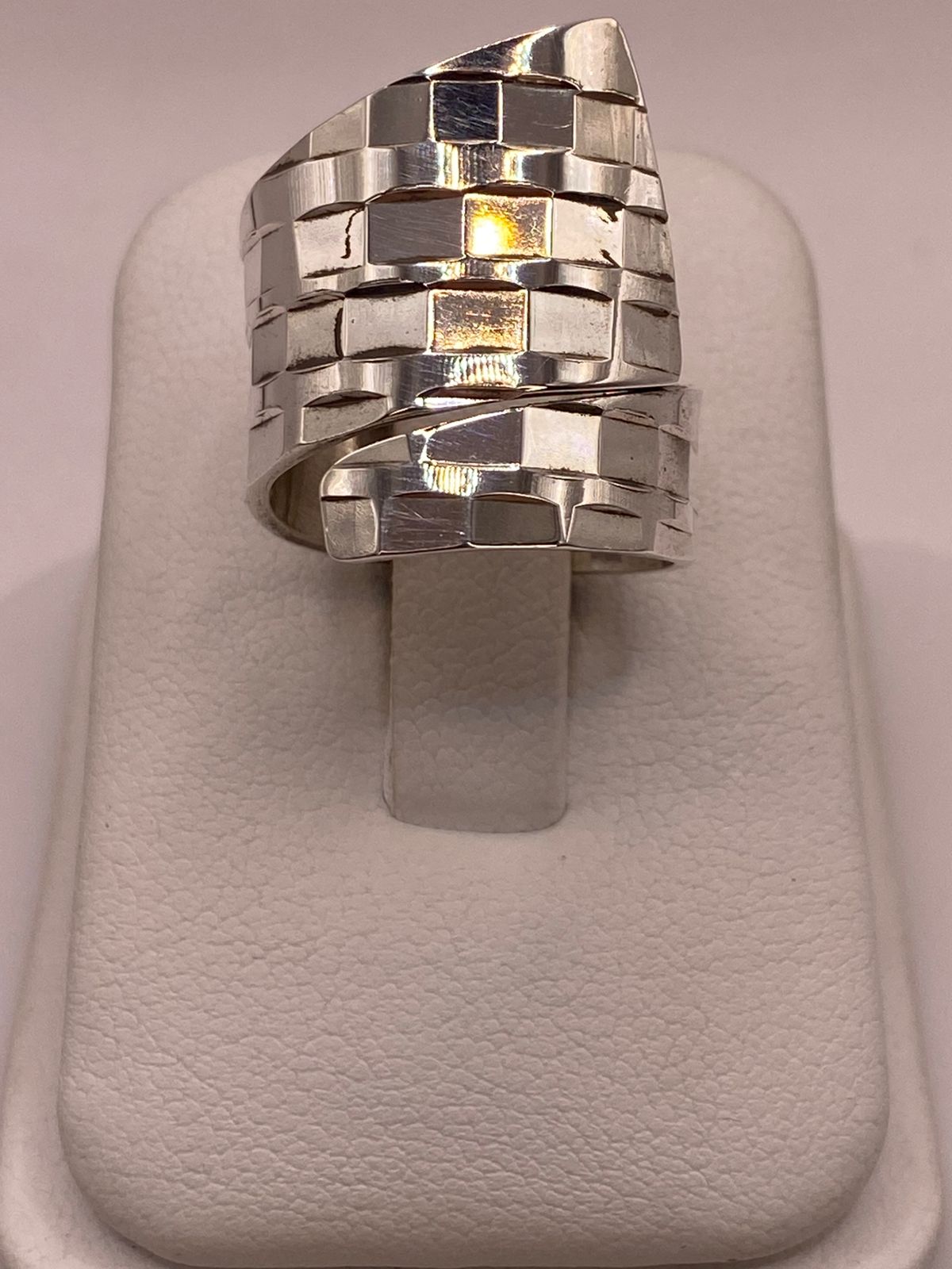Anillo Ajustable Facetado con Forma Envolvente en Plata .925, vista lateral