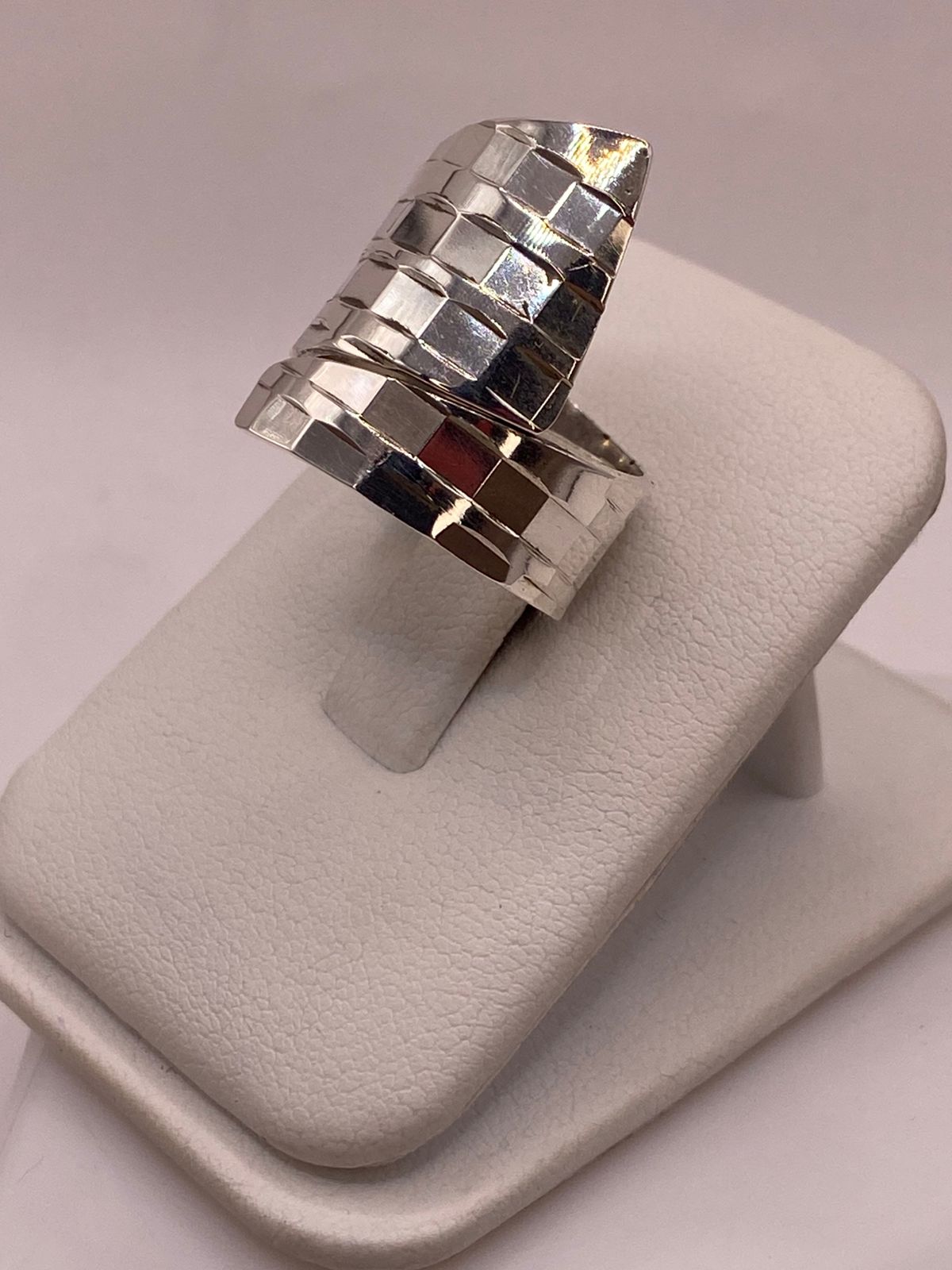 Anillo Ajustable Facetado con Forma Envolvente en Plata .925, vista frontal