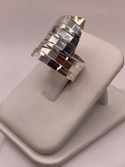 Anillo Ajustable Facetado con Forma Envolvente en Plata .925, vista frontal