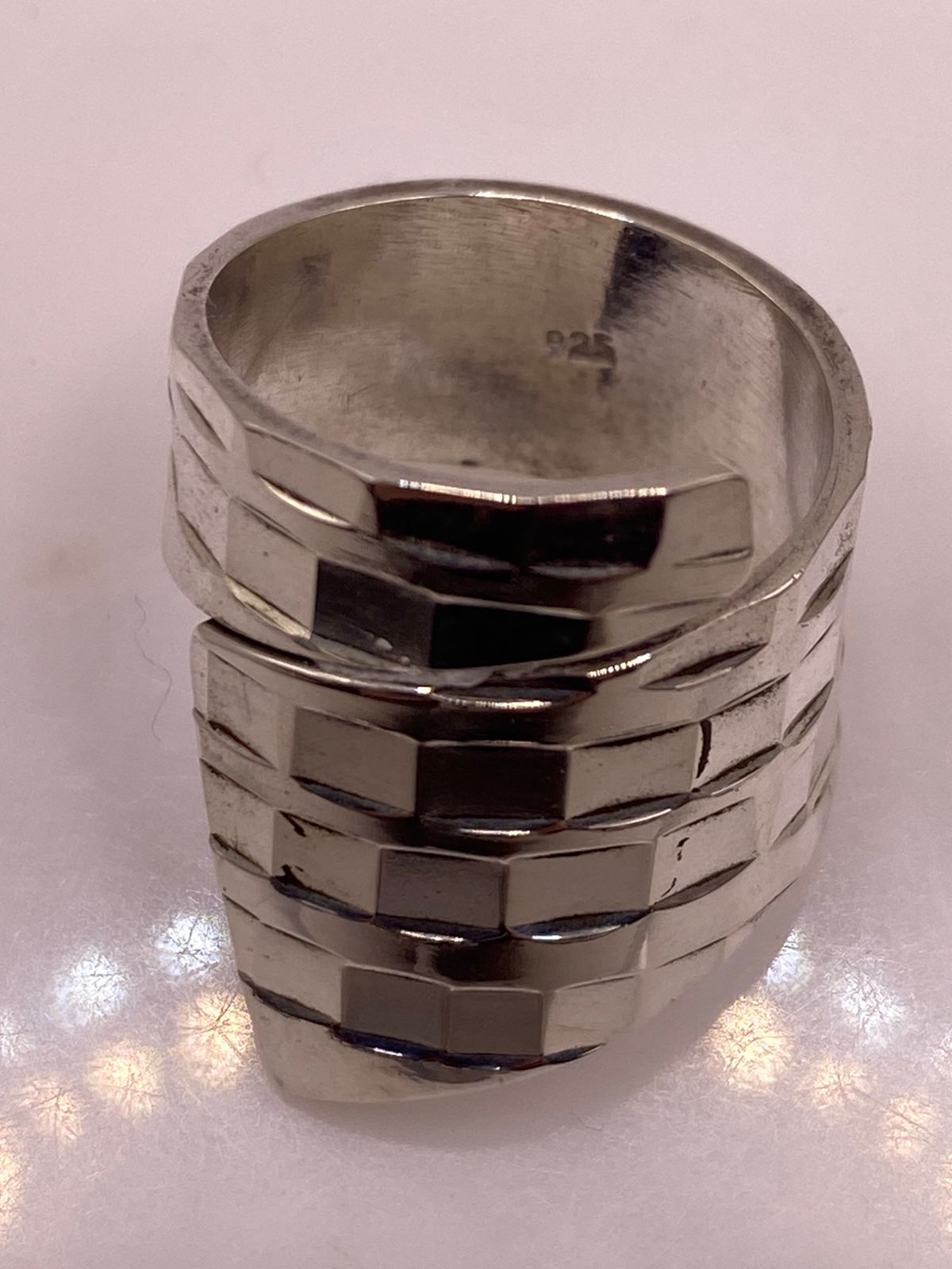 Anillo Ajustable Facetado con Forma Envolvente en Plata .925, sello de autenticidad Plata Ley .925