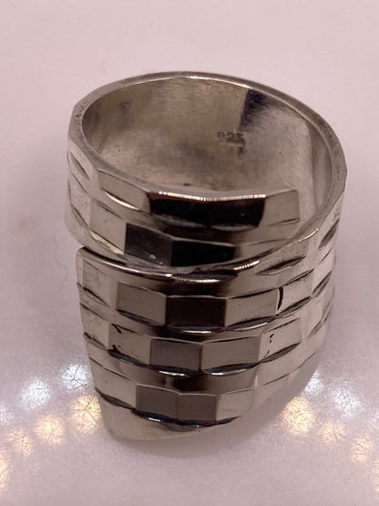 Anillo Ajustable Facetado con Forma Envolvente en Plata .925, sello de autenticidad Plata Ley .925
