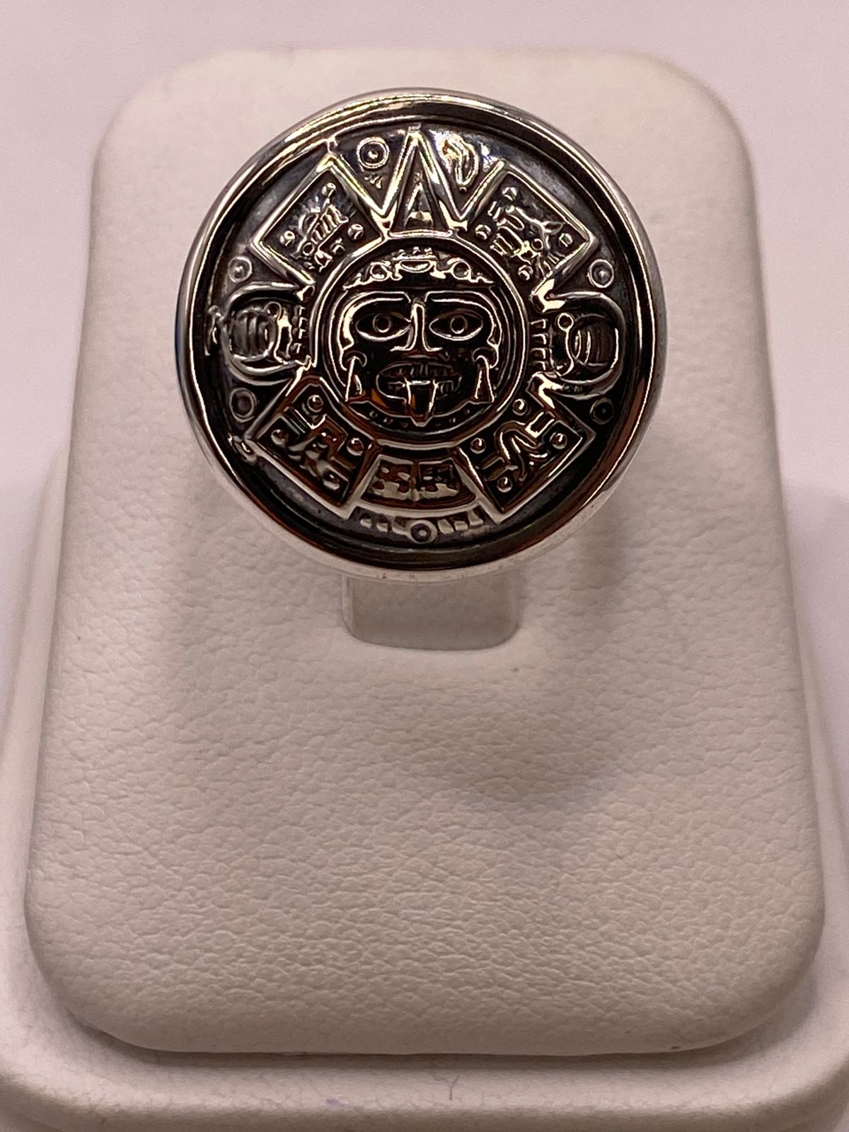 Anillo Ajustable de Plata .925 Calendario Azteca en báscula mostrando peso