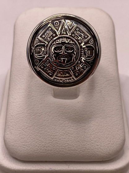 Anillo Ajustable de Plata .925 Calendario Azteca en báscula mostrando peso