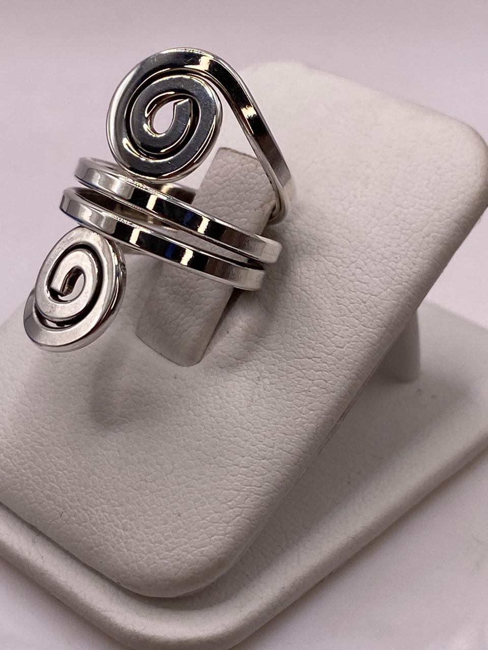 Anillo Ajustable de Plata .925 con Diseño Espiral Doble, vista lateral