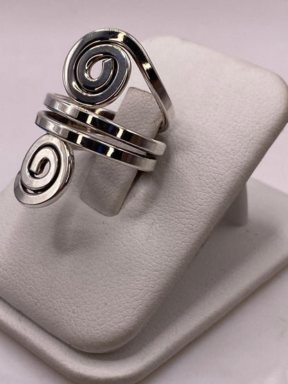 Anillo Ajustable de Plata .925 con Diseño Espiral Doble, vista lateral