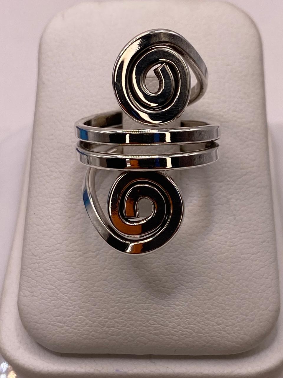 Anillo Ajustable de Plata .925 con Diseño Espiral Doble — ángulo diagonal