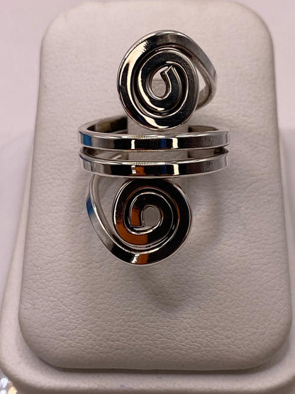 Anillo Ajustable de Plata .925 con Diseño Espiral Doble — ángulo diagonal