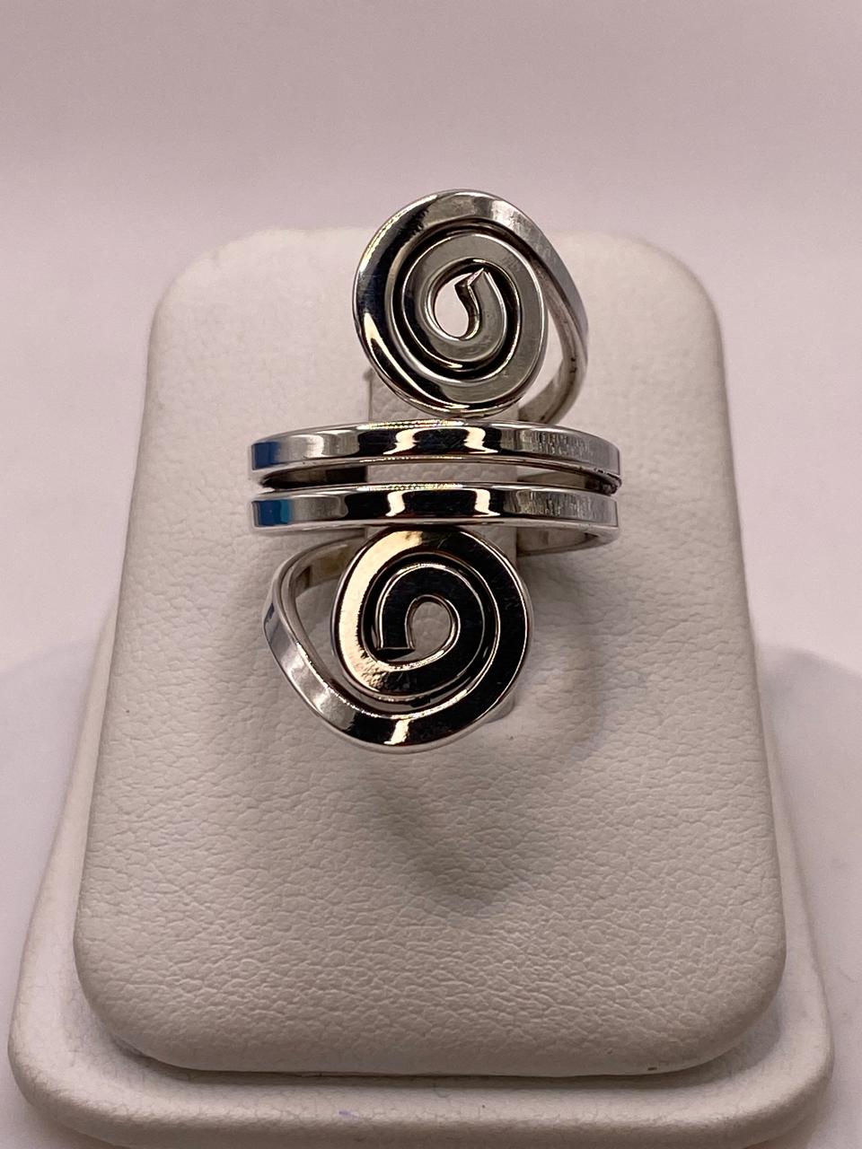 Anillo Ajustable de Plata .925 con Diseño Espiral Doble, vista de detalle