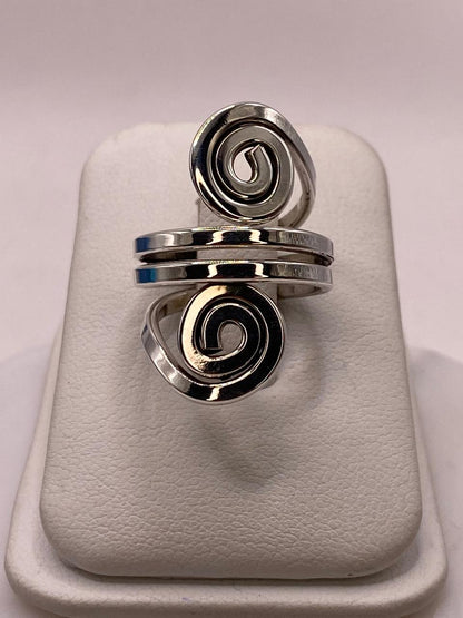 Anillo Ajustable de Plata .925 con Diseño Espiral Doble, vista de detalle