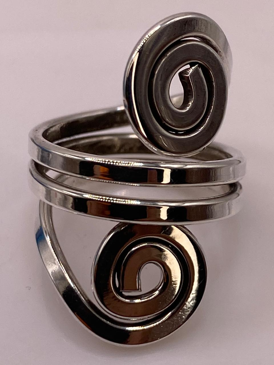 Anillo Ajustable de Plata .925 con Diseño Espiral Doble, sello de autenticidad Plata Ley .925