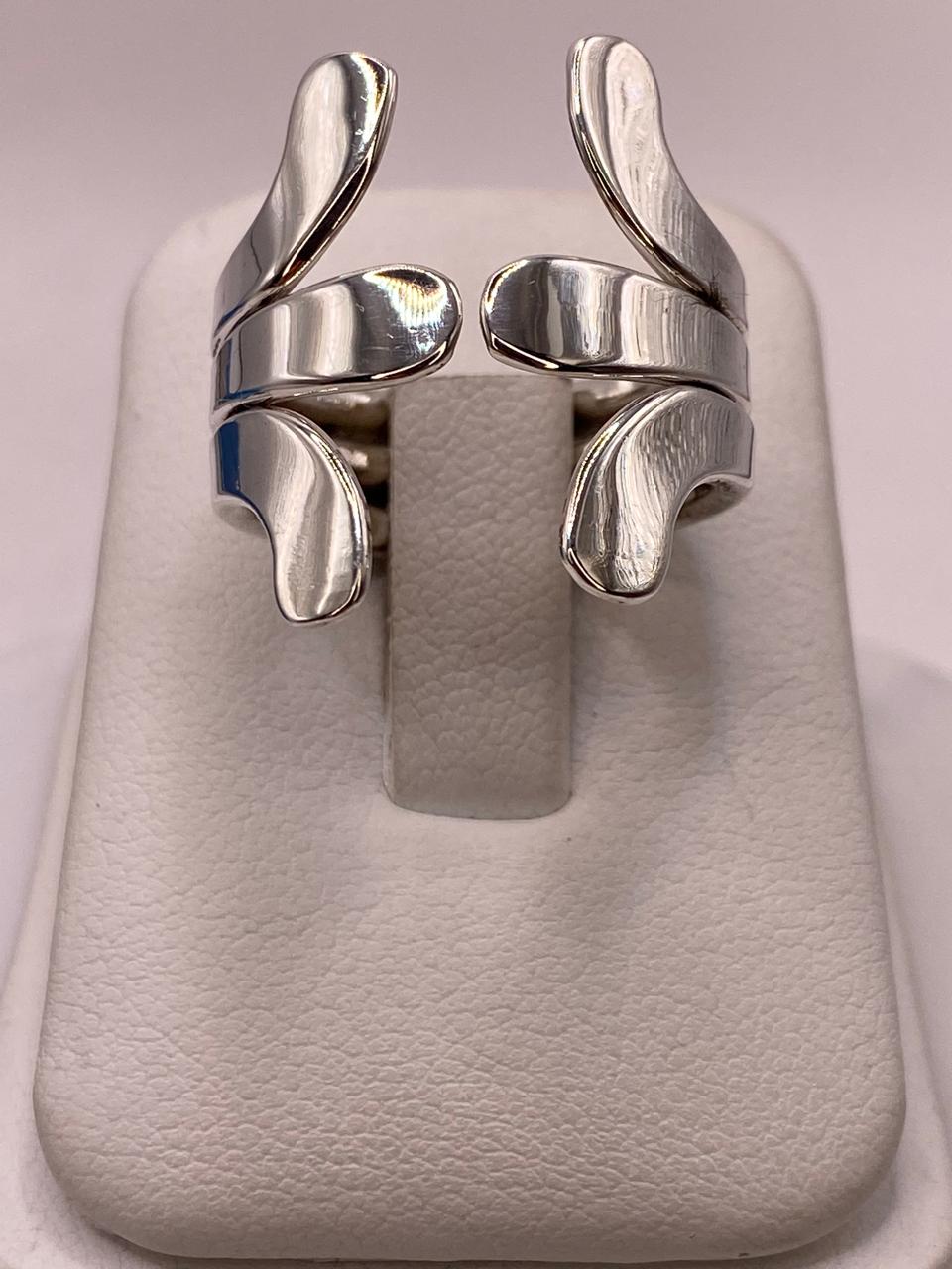 Anillo Ajustable de Plata .925 con Diseño Moderno de Puntas Curvas, vista frontal