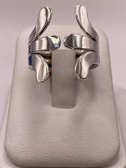 Anillo Ajustable de Plata .925 con Diseño Moderno de Puntas Curvas, vista frontal