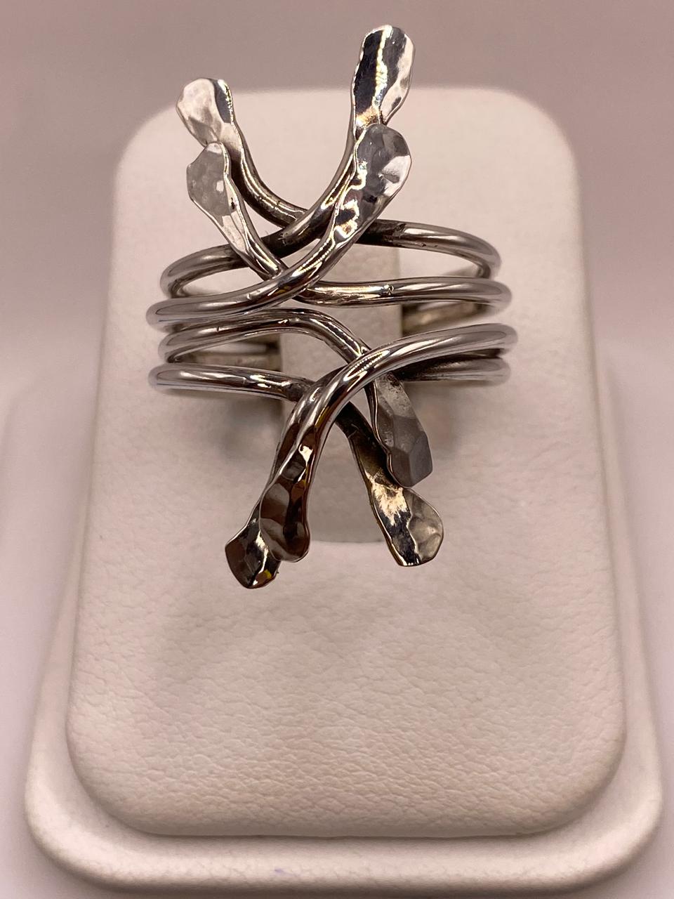 Anillo Ajustable de Plata .925 con Diseño Orgánico Escultural y Acabado Martillado — ángulo diagonal