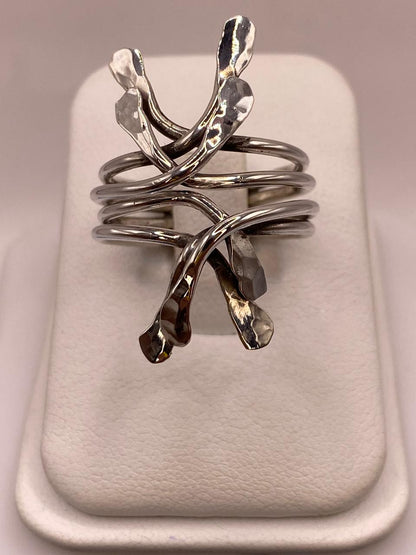 Anillo Ajustable de Plata .925 con Diseño Orgánico Escultural y Acabado Martillado — ángulo diagonal