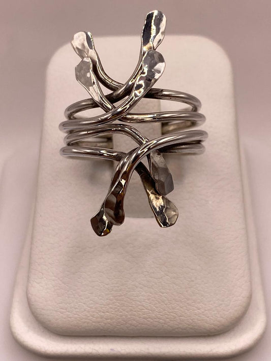 Anillo Ajustable de Plata .925 con Diseño Orgánico Escultural y Acabado Martillado — ángulo diagonal