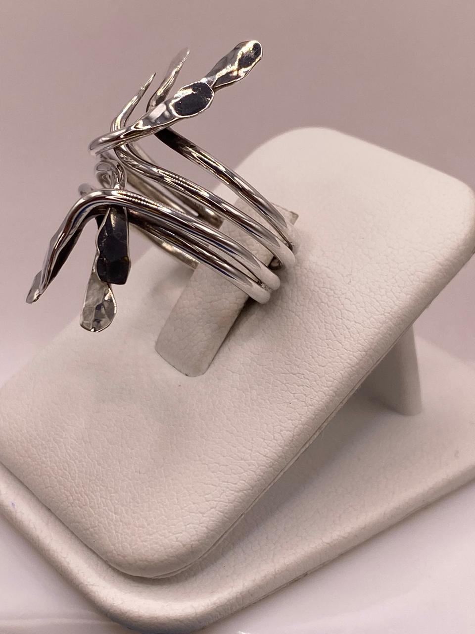 Anillo Ajustable de Plata .925 con Diseño Orgánico Escultural y Acabado Martillado, vista frontal