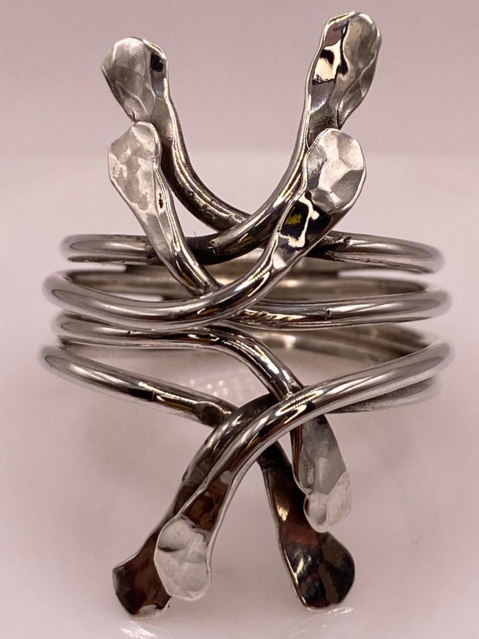 Anillo Ajustable de Plata .925 con Diseño Orgánico Escultural y Acabado Martillado, sello de autenticidad Plata Ley .925