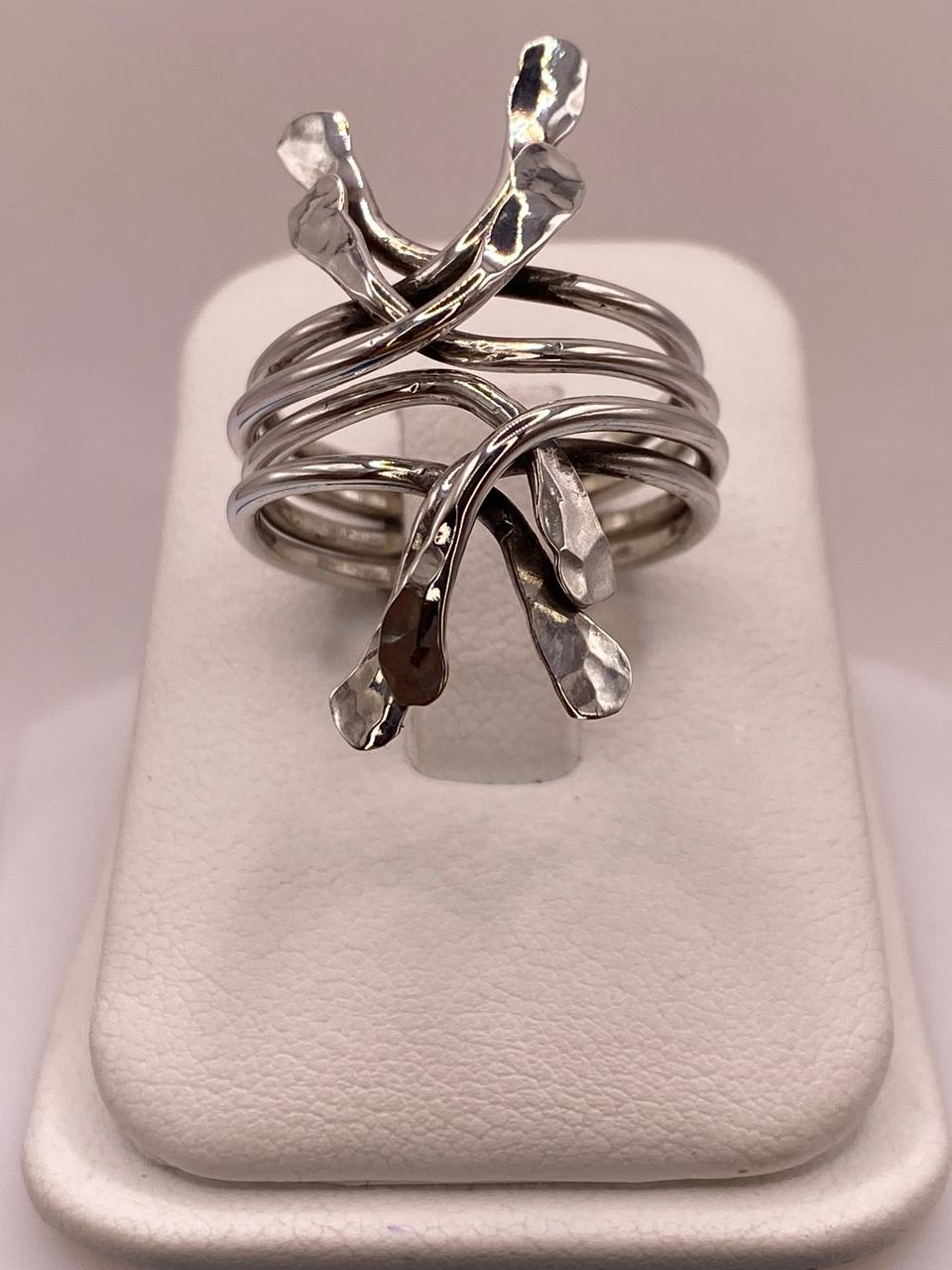 Anillo Ajustable de Plata .925 con Diseño Orgánico Escultural y Acabado Martillado, vista lateral