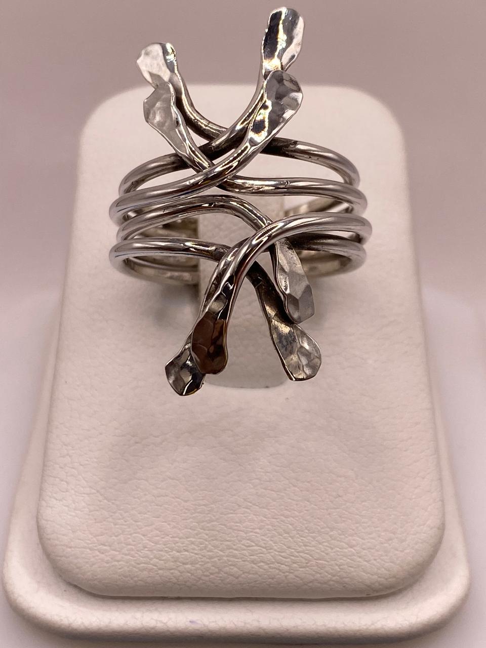 Anillo Ajustable de Plata .925 con Diseño Orgánico Escultural y Acabado Martillado, vista de detalle