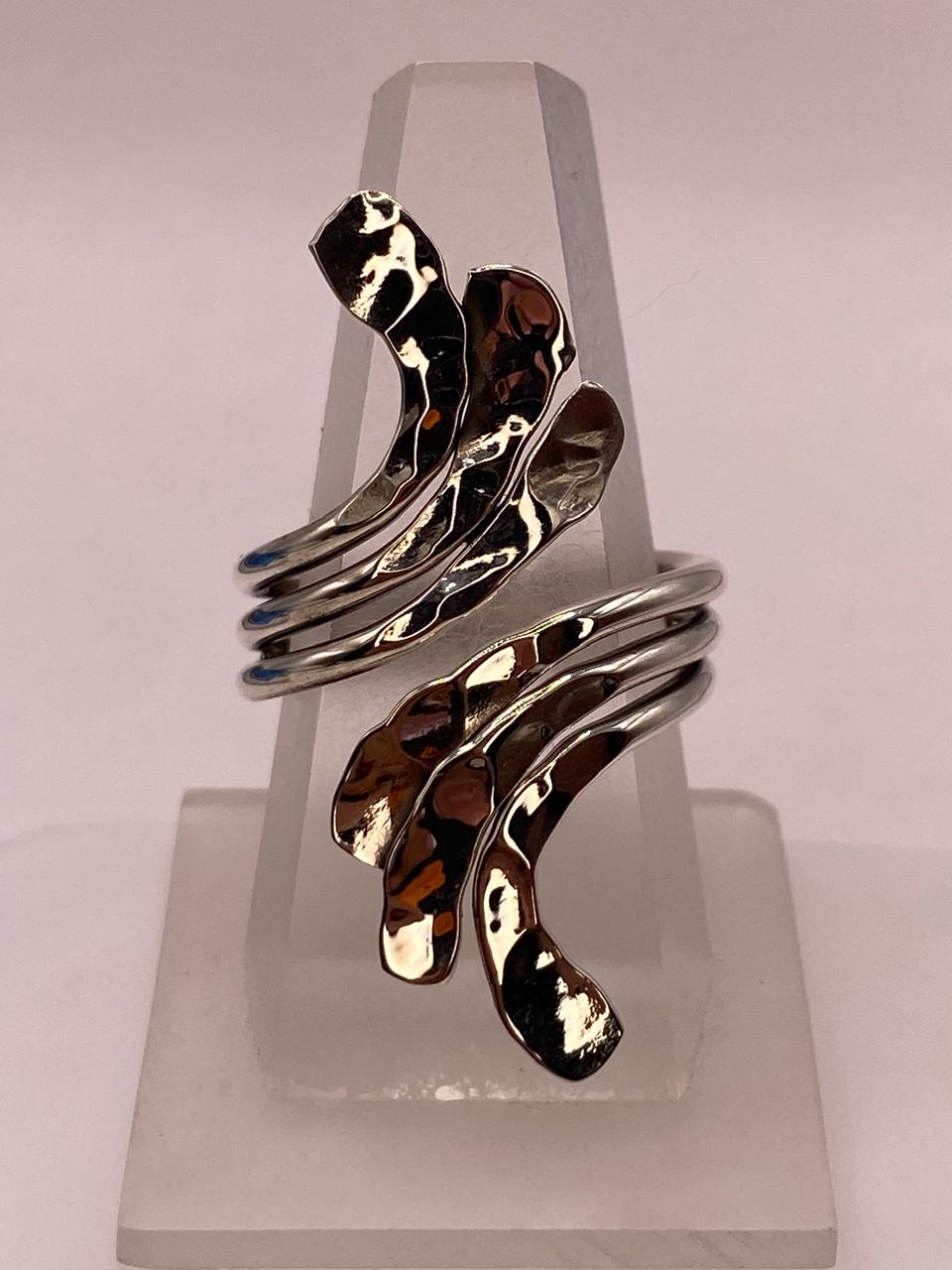 Anillo Ajustable de Plata .925 con Diseño Orgánico Martillado, sello de autenticidad Plata Ley .925
