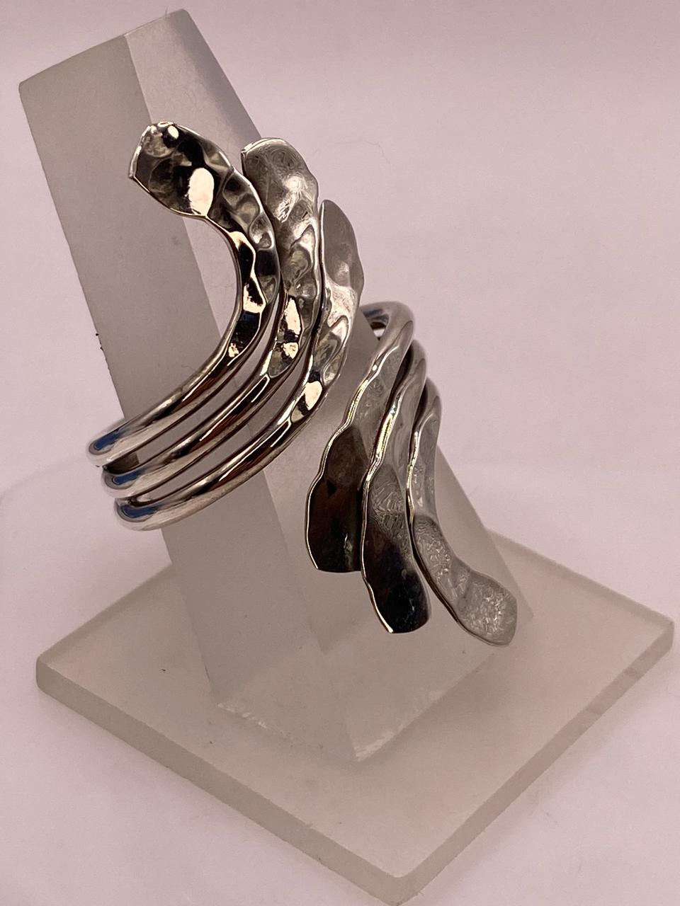 Anillo Ajustable de Plata .925 con Diseño Orgánico Martillado, vista de detalle