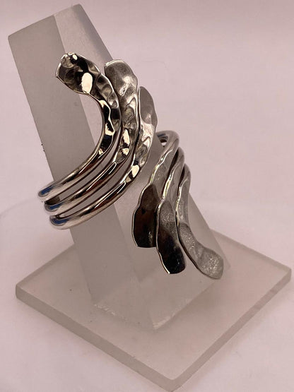 Anillo Ajustable de Plata .925 con Diseño Orgánico Martillado, vista de detalle