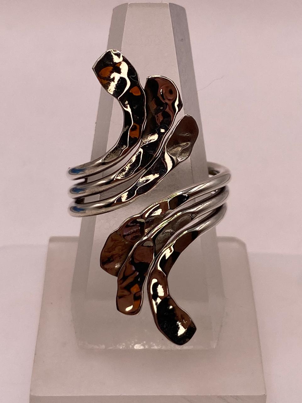 Anillo Ajustable de Plata .925 con Diseño Orgánico Martillado — ángulo diagonal