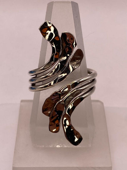 Anillo Ajustable de Plata .925 con Diseño Orgánico Martillado — ángulo diagonal