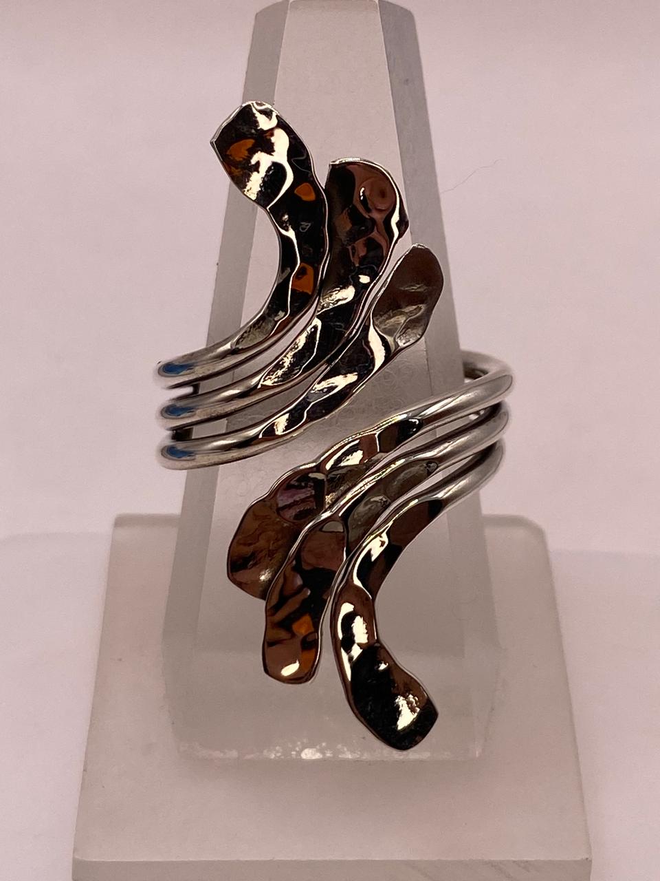 Anillo Ajustable de Plata .925 con Diseño Orgánico Martillado, vista frontal