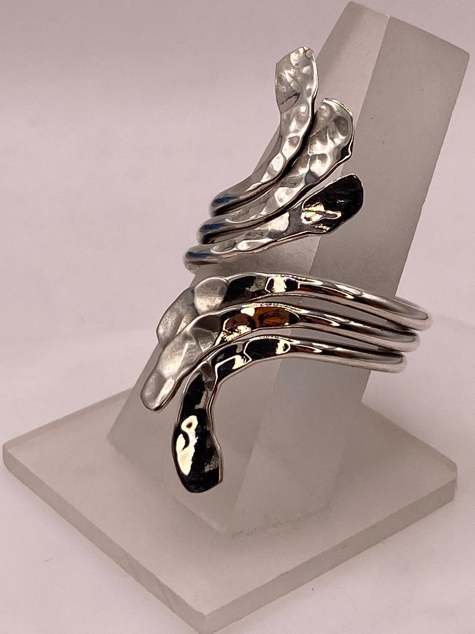 Anillo Ajustable de Plata .925 con Diseño Orgánico Martillado, vista lateral
