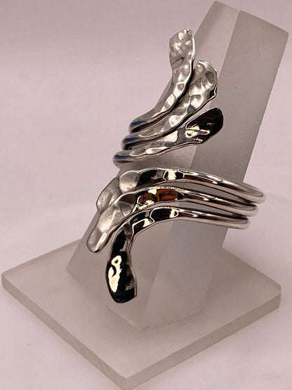 Anillo Ajustable de Plata .925 con Diseño Orgánico Martillado, vista lateral