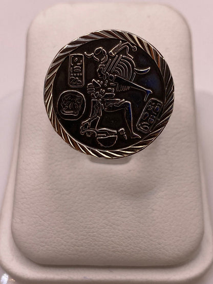 Anillo Ajustable de Plata .925 con Grabado Maya Ancestral, vista de detalle