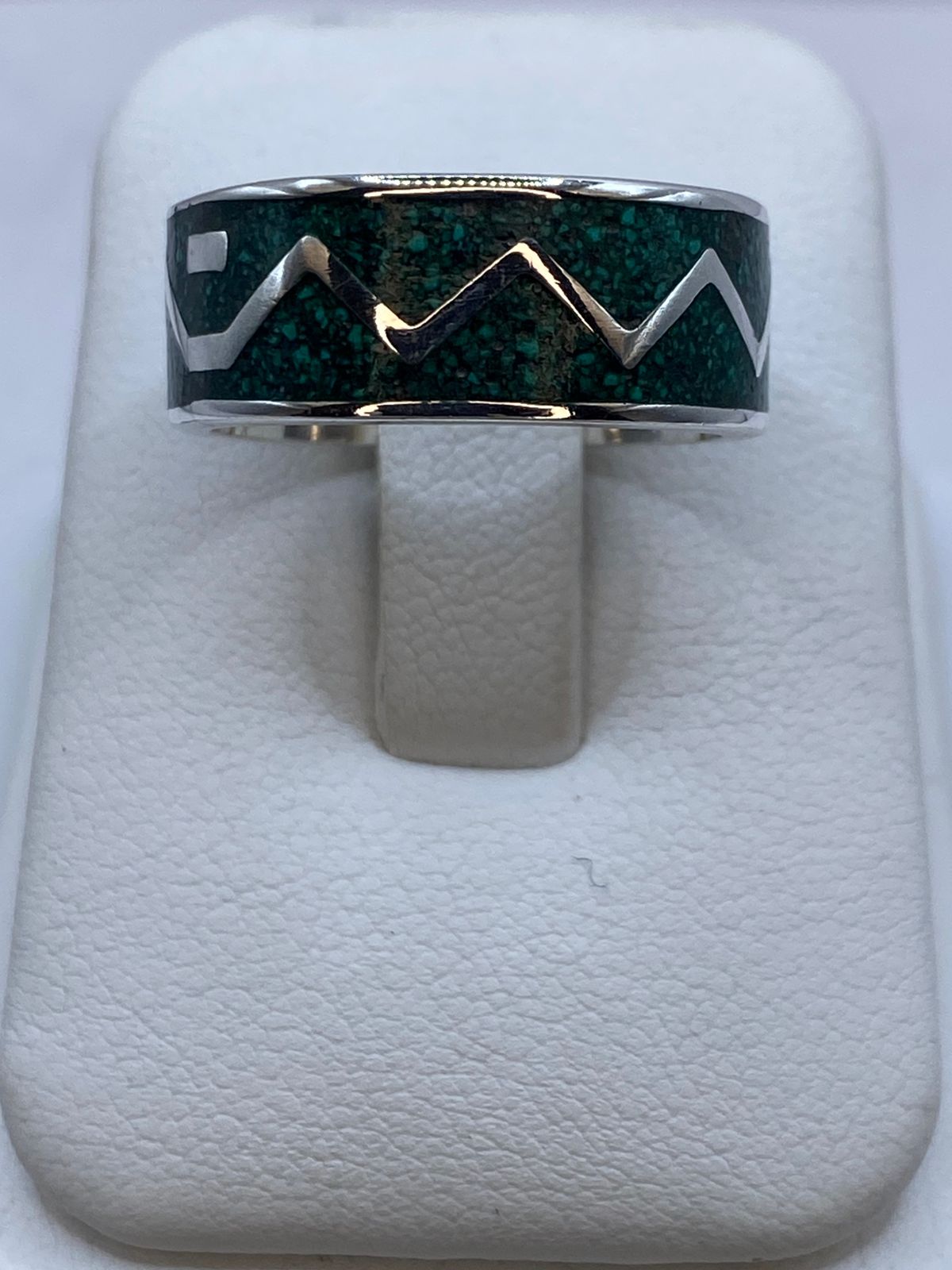 Anillo Ancho de Malaquita con Diseño Geométrico en Plata .925, vista frontal